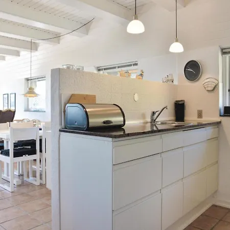 Three-bedroom Holiday In 펜션 *