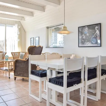 Three-bedroom Holiday In 펜션